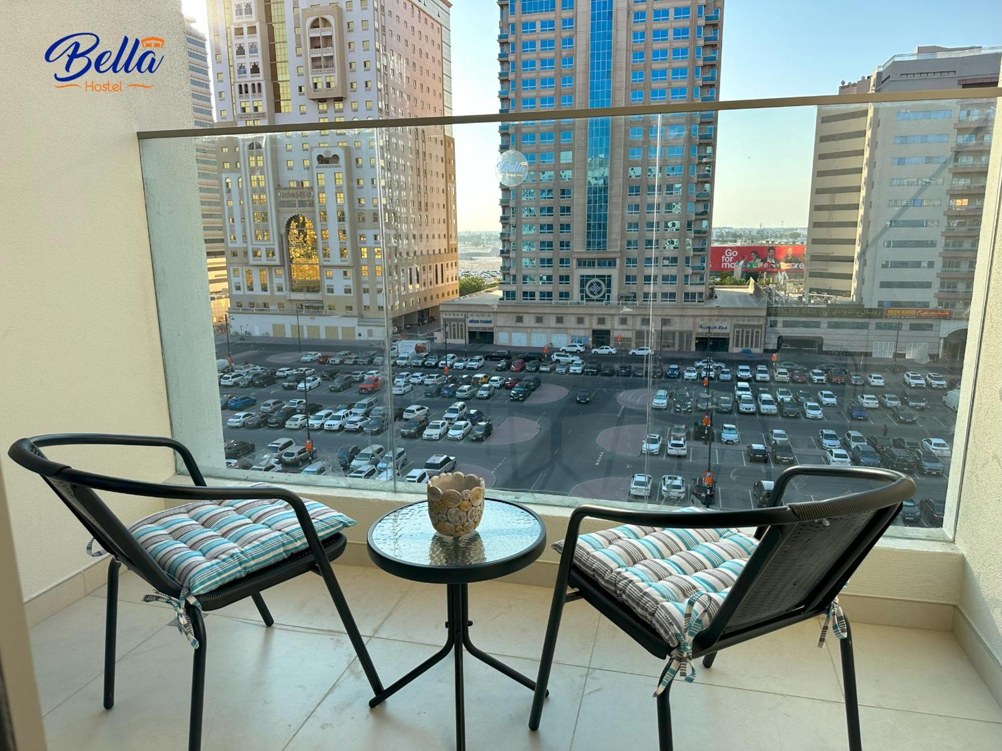 Bella - Luxury Private Master With Balcony Homestay Dubai