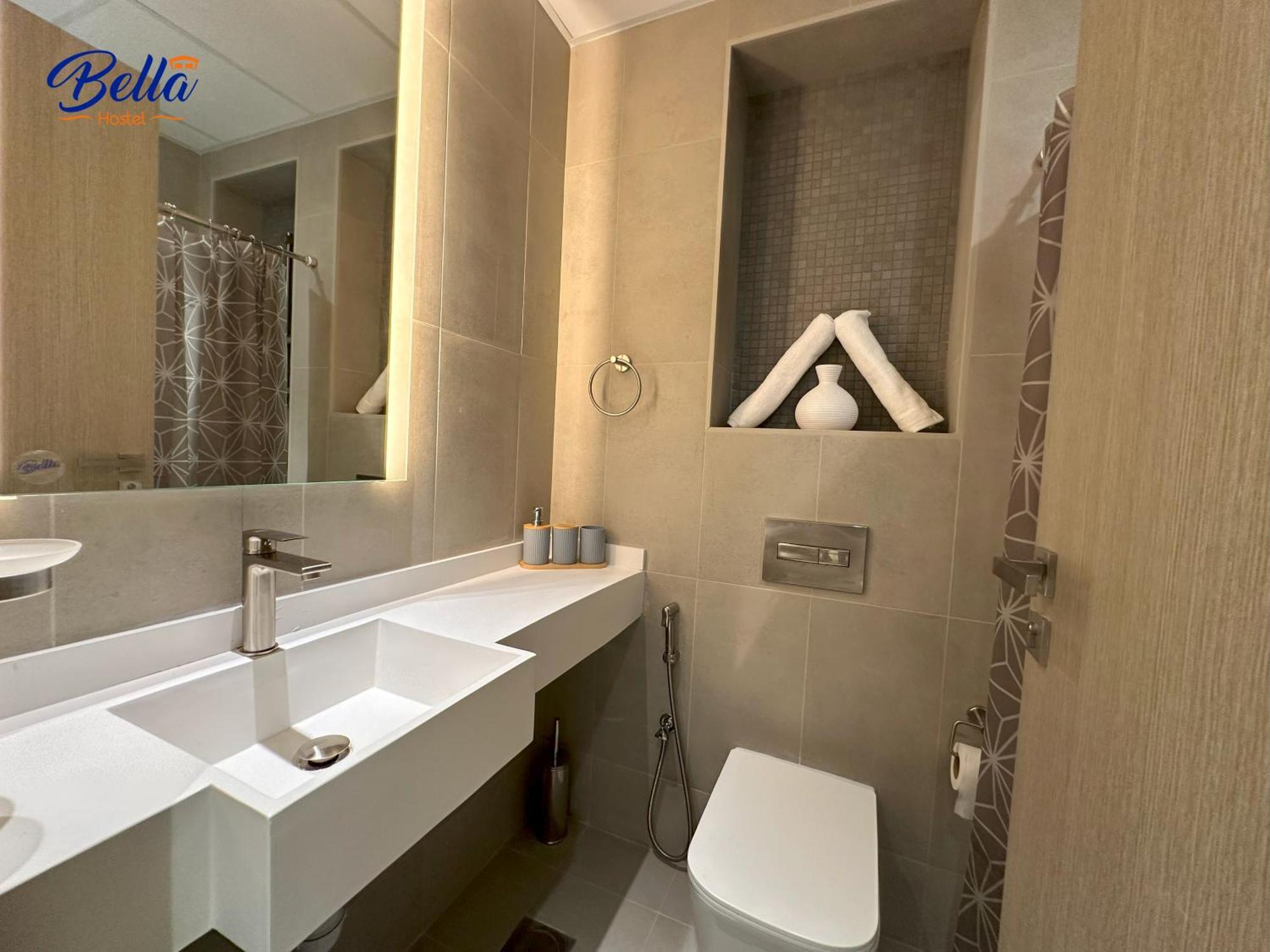 Bella - Luxury Private Master With Balcony Homestay Dubai